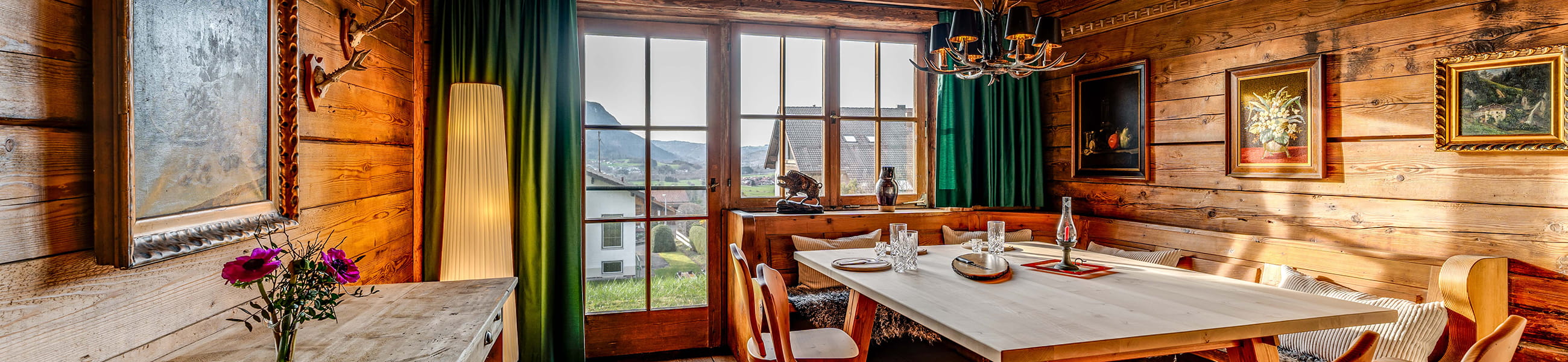 Hochwertig eingerichtetes Wohnzimmer im alpinen Stil mit Blick ins Allgäu